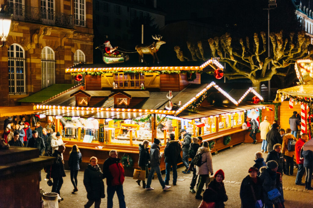 Captation drone du marché de Noël de Strasbourg 2024 : images aériennes féeriques 1 shutterstock 559826281