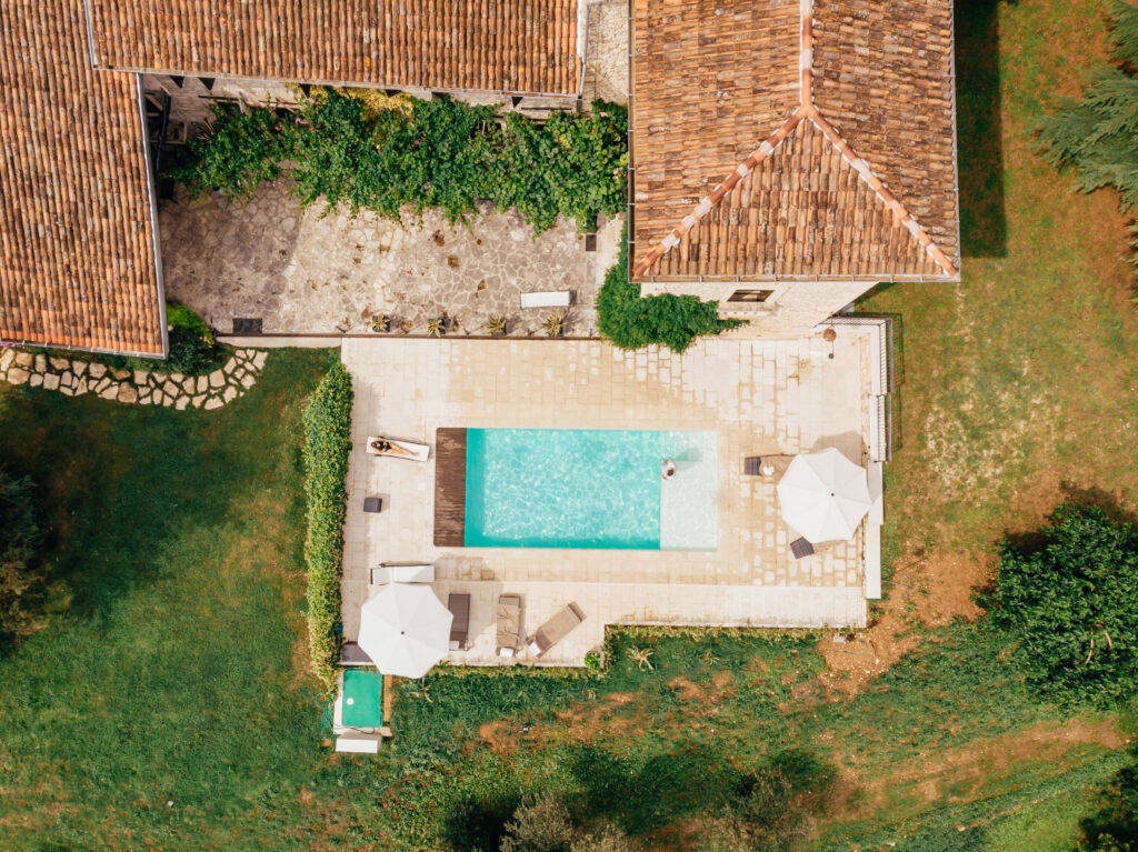 Top Shot par drone d'une maison avec piscine